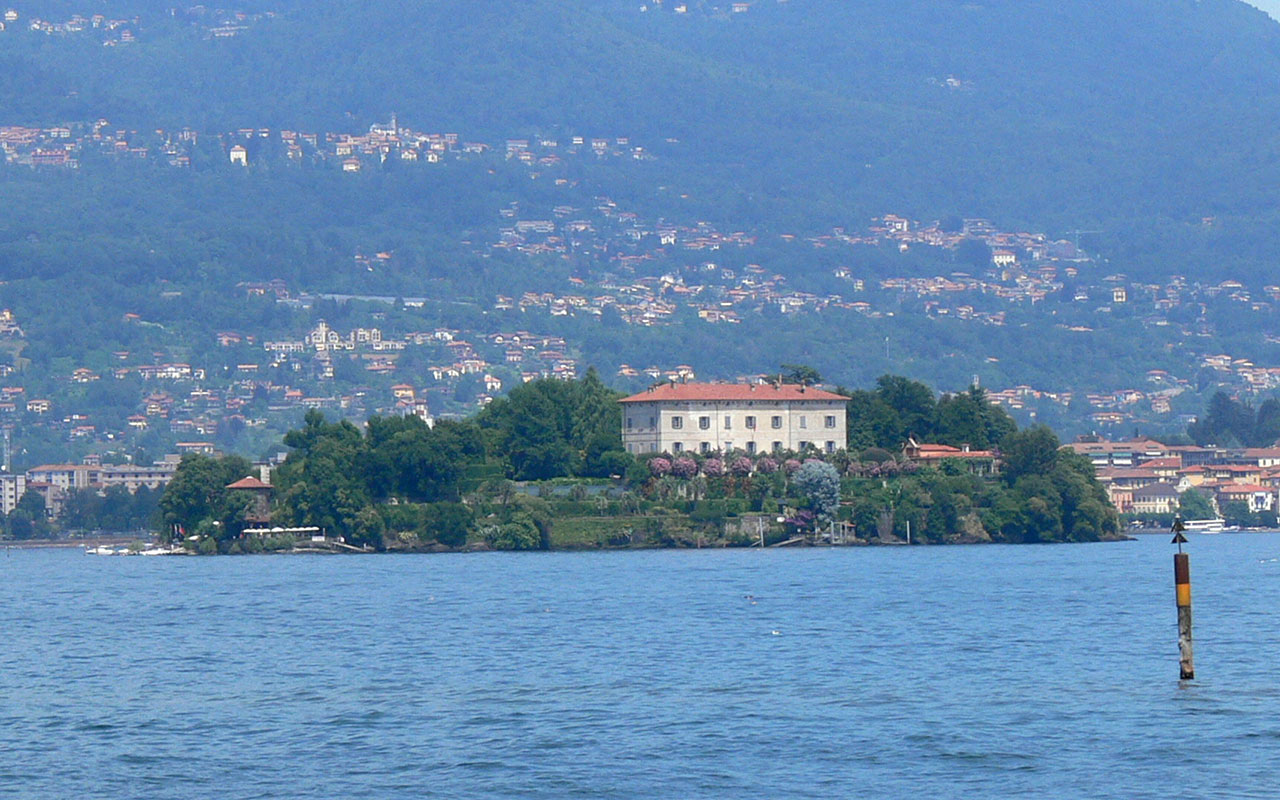 Isola Madre ( Lago Maggiore ). Island seen from the lake.